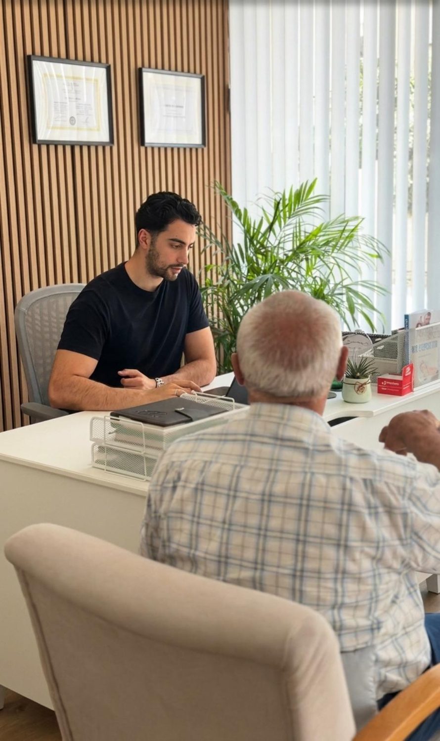 Alp Kıvanç Riza taking a patient's clinical history at the start of the first session
