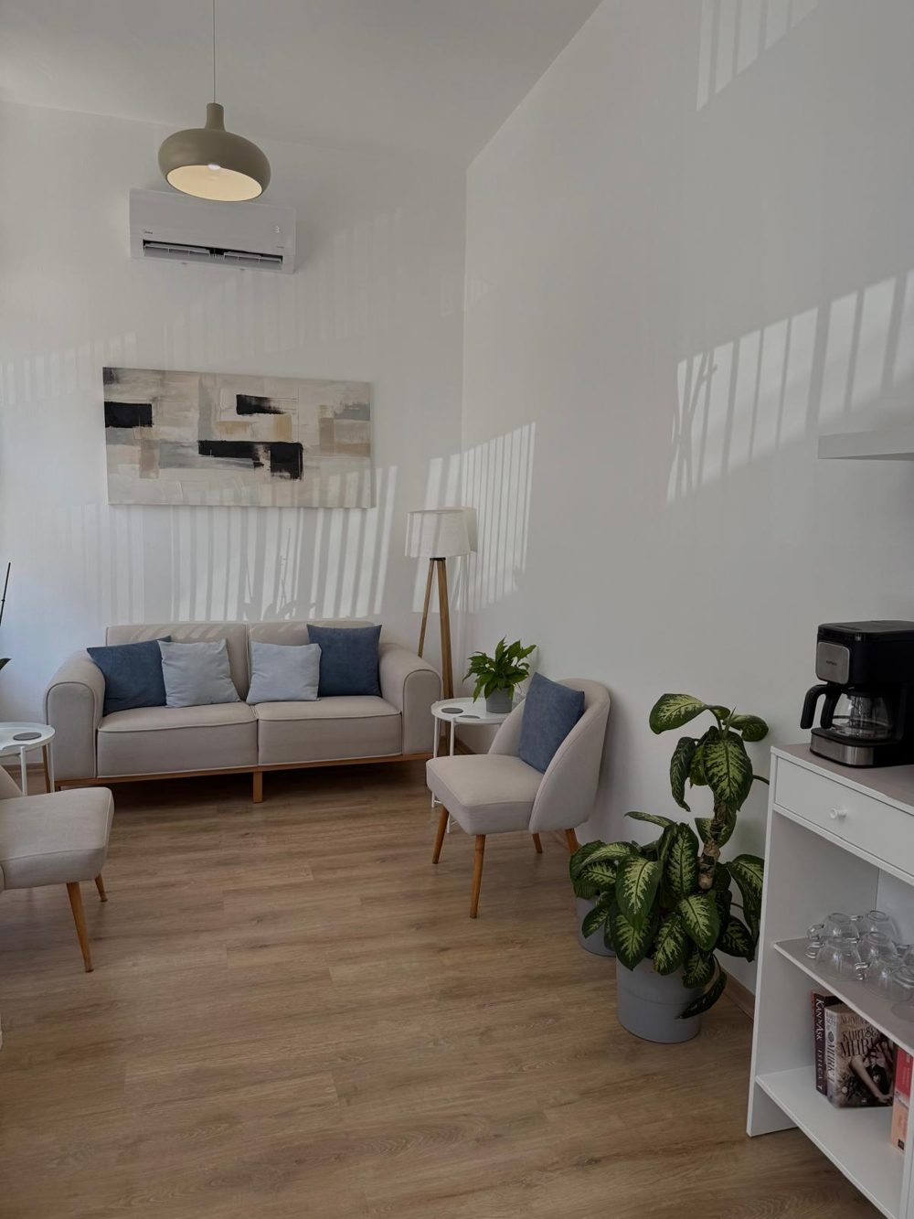 Waiting area of Alp Kıvanç Riza Chiropractic Clinic in Lefkoşa